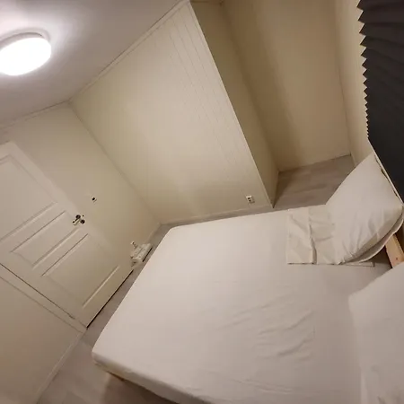 Classic 4 Bedrooms, 9 Guest In Kjeller - Good Proximity To Oslomet And Train Station Апартаменты Лиллештром